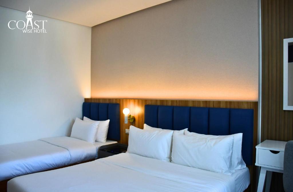 Postel nebo postele na pokoji v ubytování Coast Wise Hotel Dumaguete