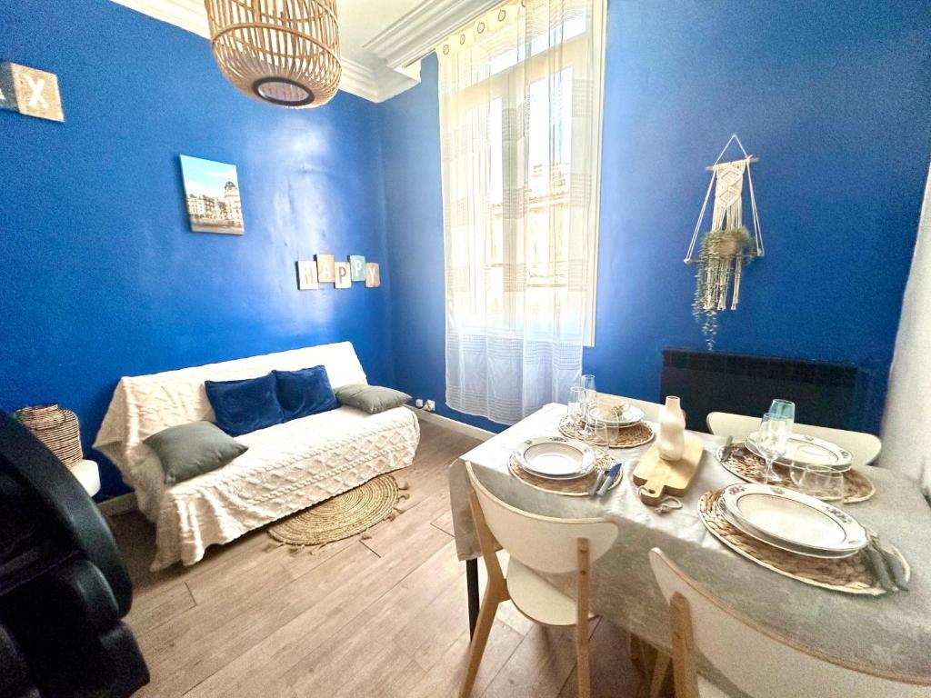 a blue living room with a table and a couch at Appart l'Echappée Belle, Centre Historique, Gare in Montpellier