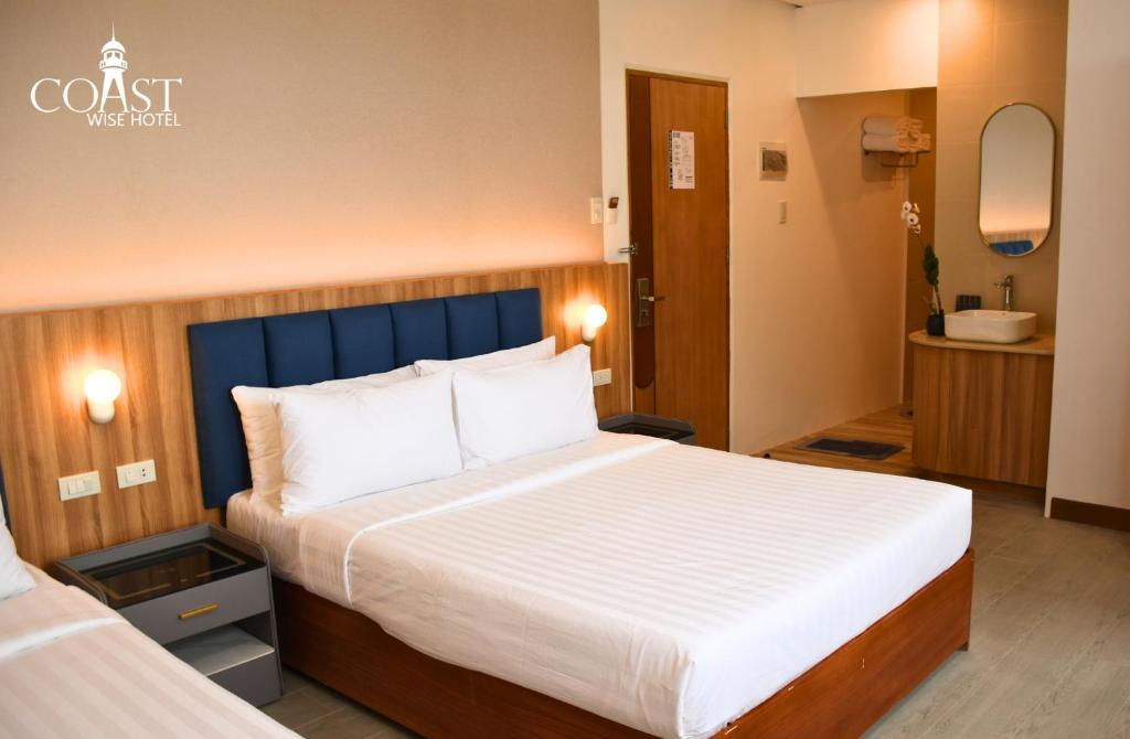 Postel nebo postele na pokoji v ubytování Coast Wise Hotel Dumaguete