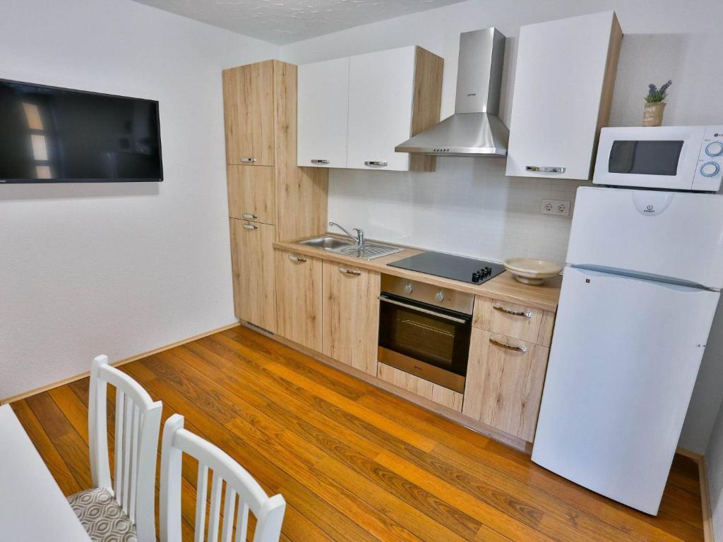 Kuchyň nebo kuchyňský kout v ubytování Apartments Lenka - Two Bedroom Apartment with Garden Terrace A4