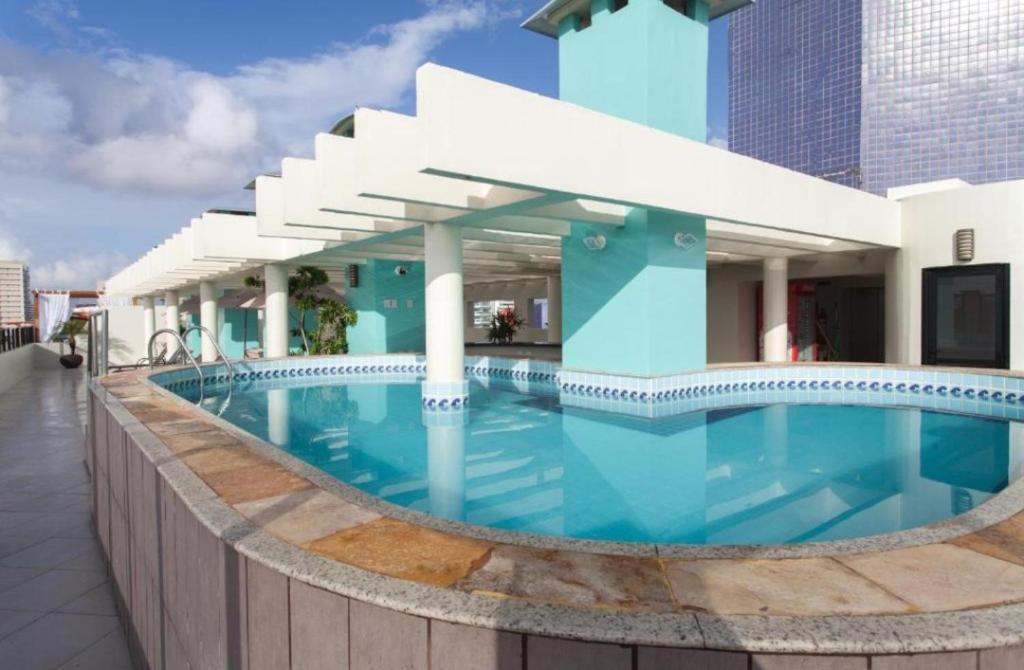 フォルタレザにあるFlat Brasil tropical Belíssimoの建物の屋上にあるプール