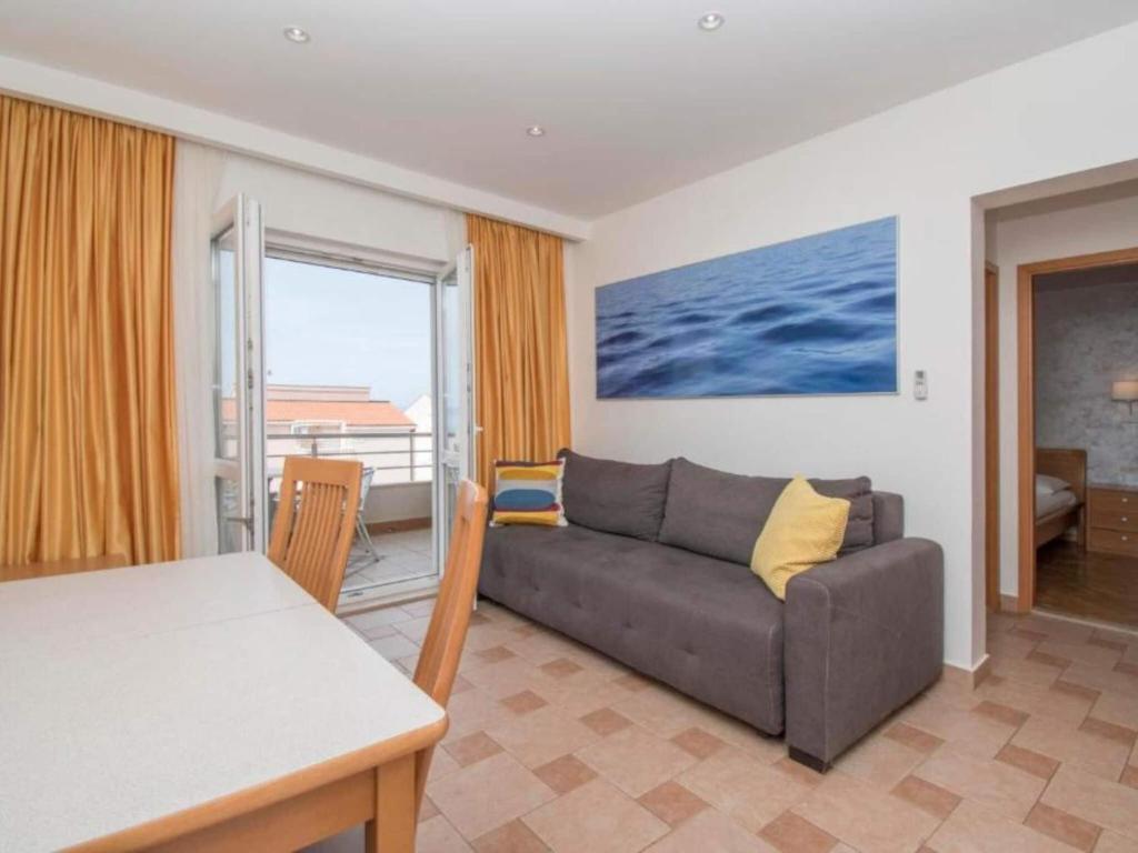 una sala de estar con un sofá y una mesa en Apartments Antonio - One Bedroom Apartment with Balcony and Sea View - 3, en Tučepi