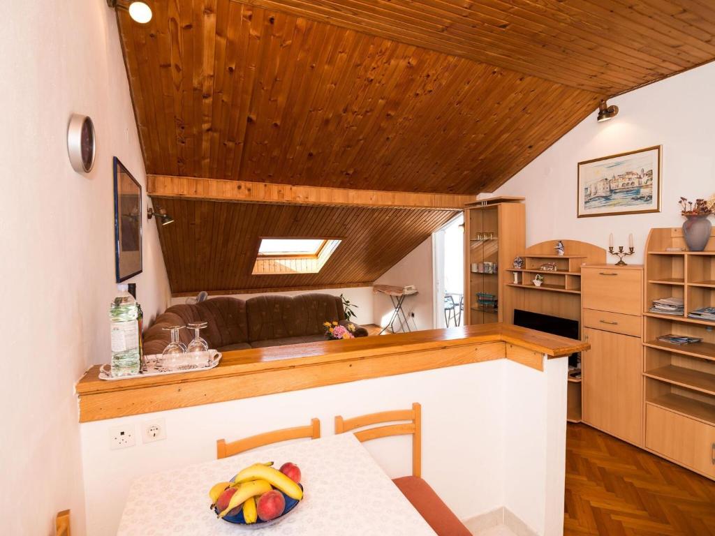 Apartment Sr - Two-Bedroom Apartment with Balcony and Sea View