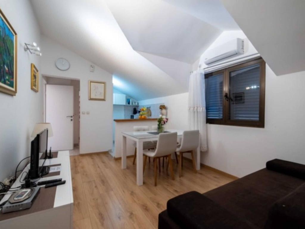 Guest House Kono - One-Bedroom Apartment with Patio and Sea View - Marka Gjaje Street