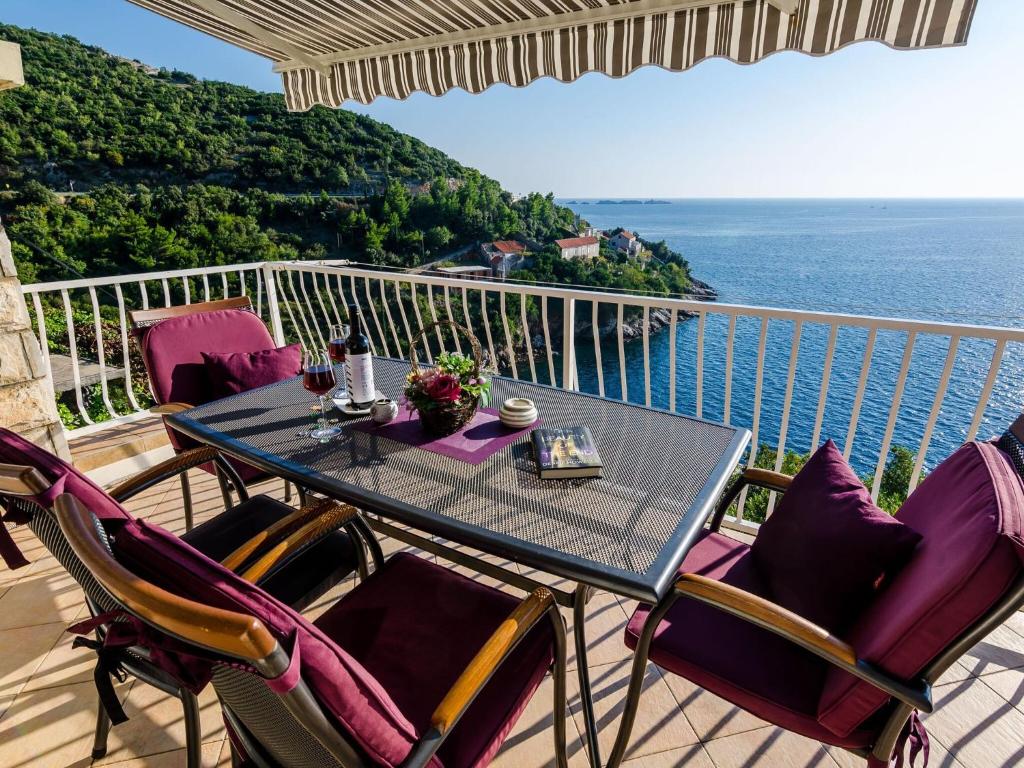 Indy's Beach Apartments -Two Bedroom Apartment with Balcony and Sea View