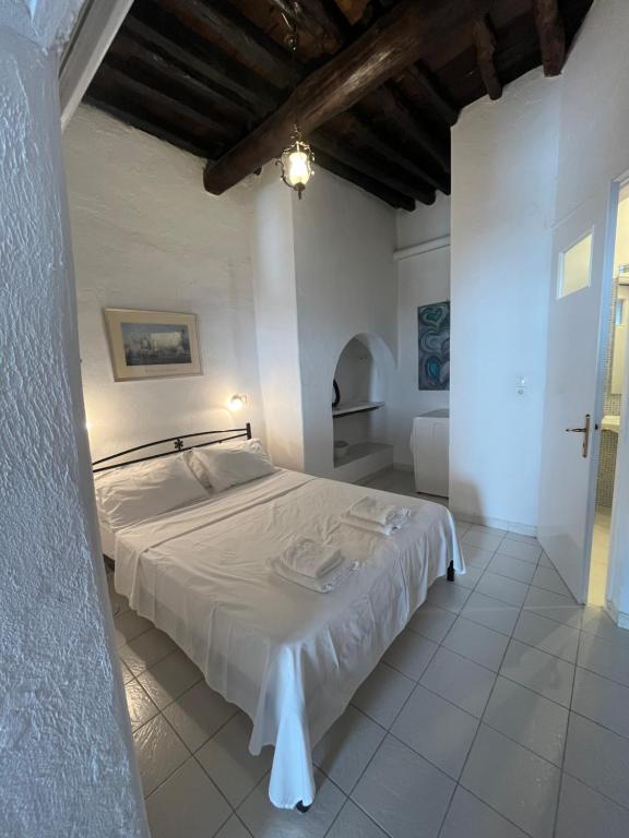 Postel nebo postele na pokoji v ubytování Neoclassical apartment, Central Chora Andros