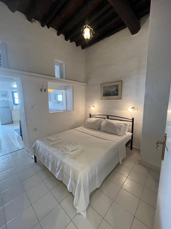 Postel nebo postele na pokoji v ubytování Neoclassical apartment, Central Chora Andros