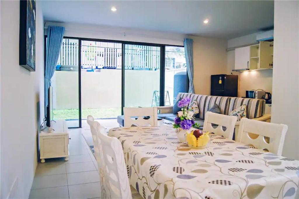 ein Esszimmer mit einem Tisch und Stühlen mit Blumen darauf in der Unterkunft Enjoy Samui Residence in Bangrak Beach