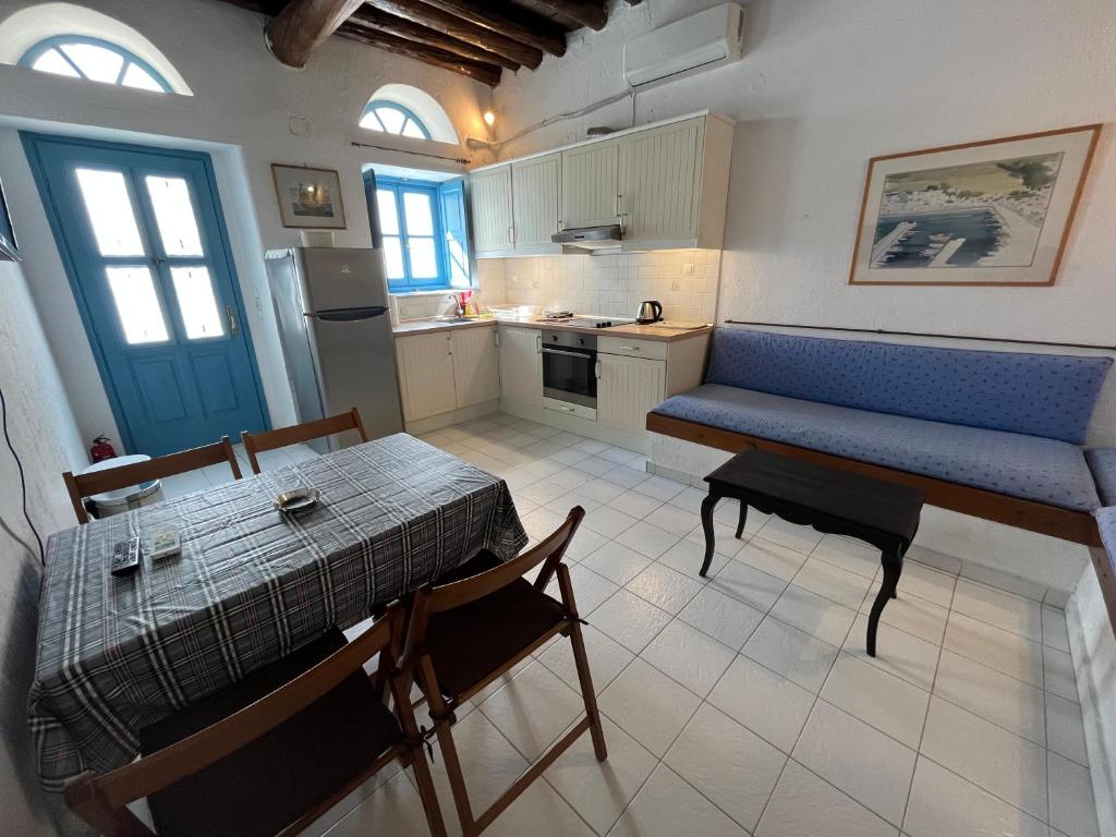 Kuchyň nebo kuchyňský kout v ubytování Neoclassical apartment, Central Chora Andros