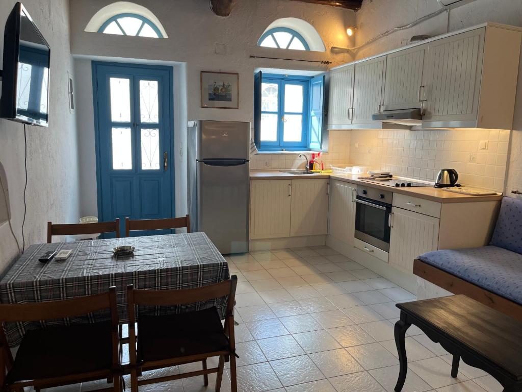 Kuchyň nebo kuchyňský kout v ubytování Neoclassical apartment, Central Chora Andros
