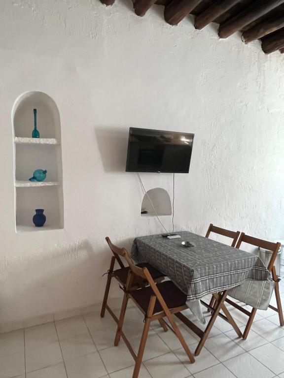 TV a/nebo společenská místnost v ubytování Neoclassical apartment, Central Chora Andros