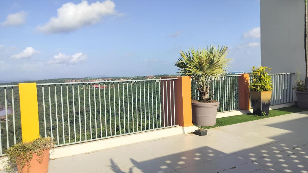 Balkón nebo terasa v ubytování Good Stay 2 BHK With Pool View Apartment 6km from Airport, -805