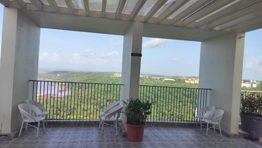 Balkón nebo terasa v ubytování Good Stay 2 BHK With Pool View Apartment 6km from Airport, -805