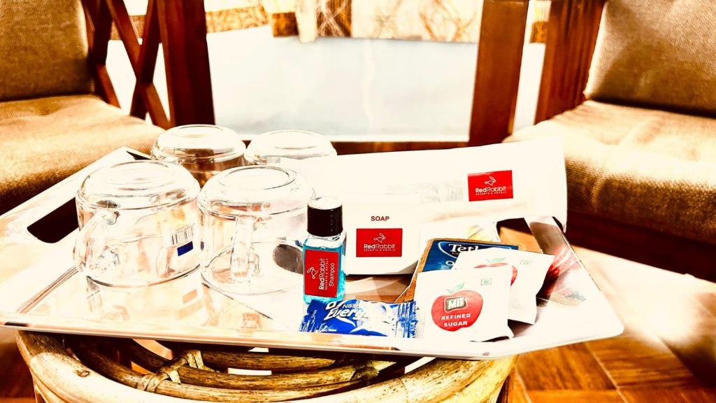Příslušenství pro přípravu čaje a kávy v ubytování Vaga Hills Resort by Red Rabbit
