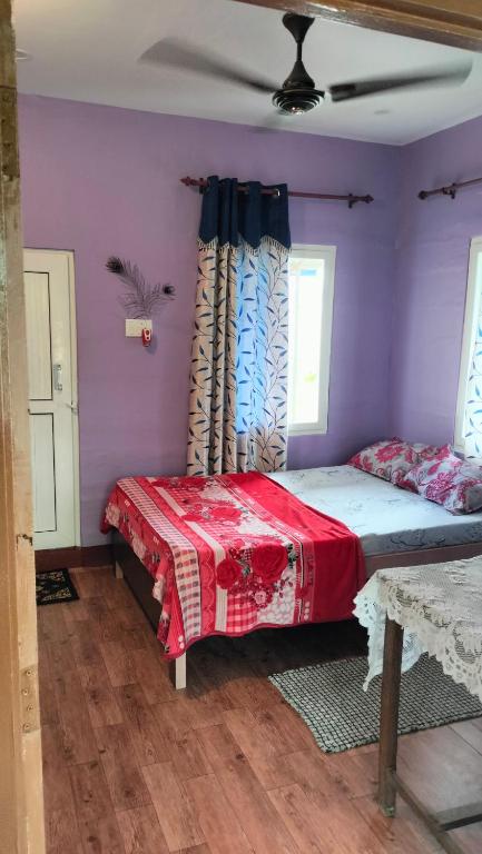 Postel nebo postele na pokoji v ubytování Wildflow jungle yoga safari and homestay