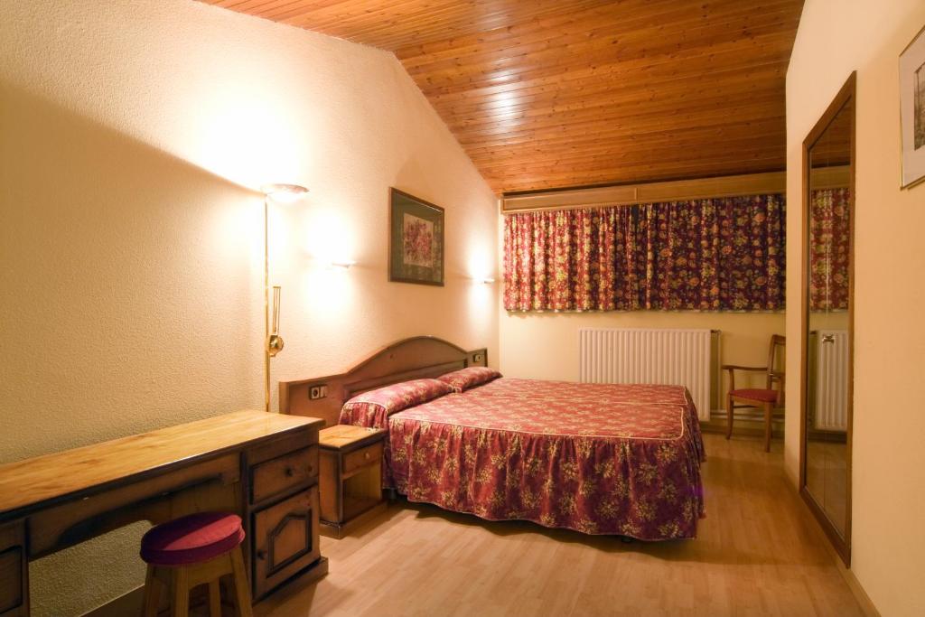 Postel nebo postele na pokoji v ubytování Rutllan & Spa