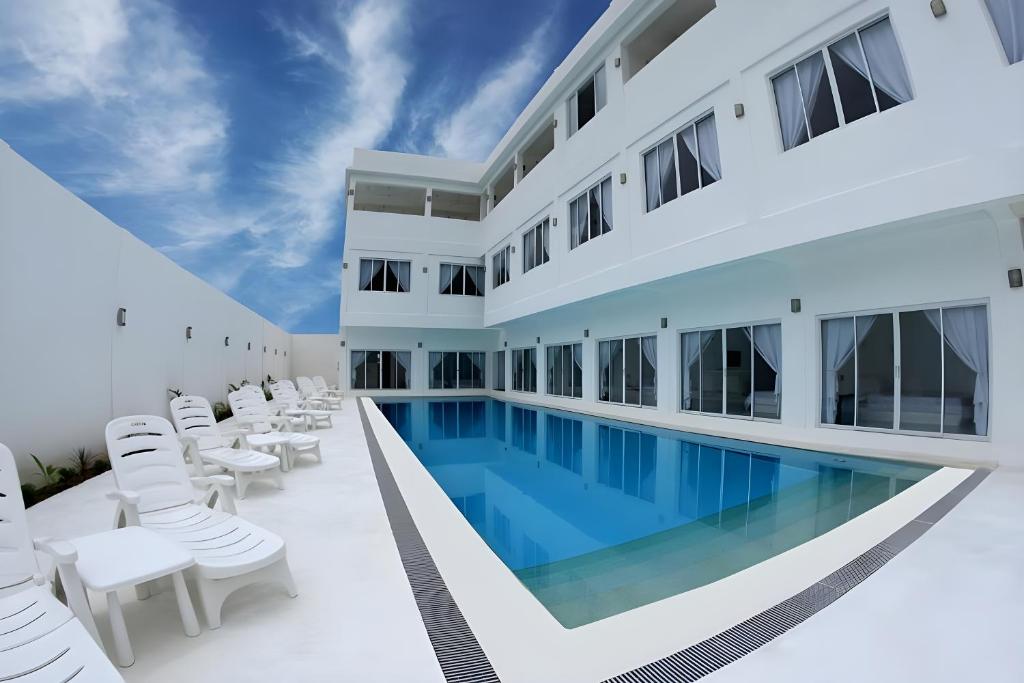 Bazén v ubytování Coron Bluewave Hotel nebo v jeho okolí