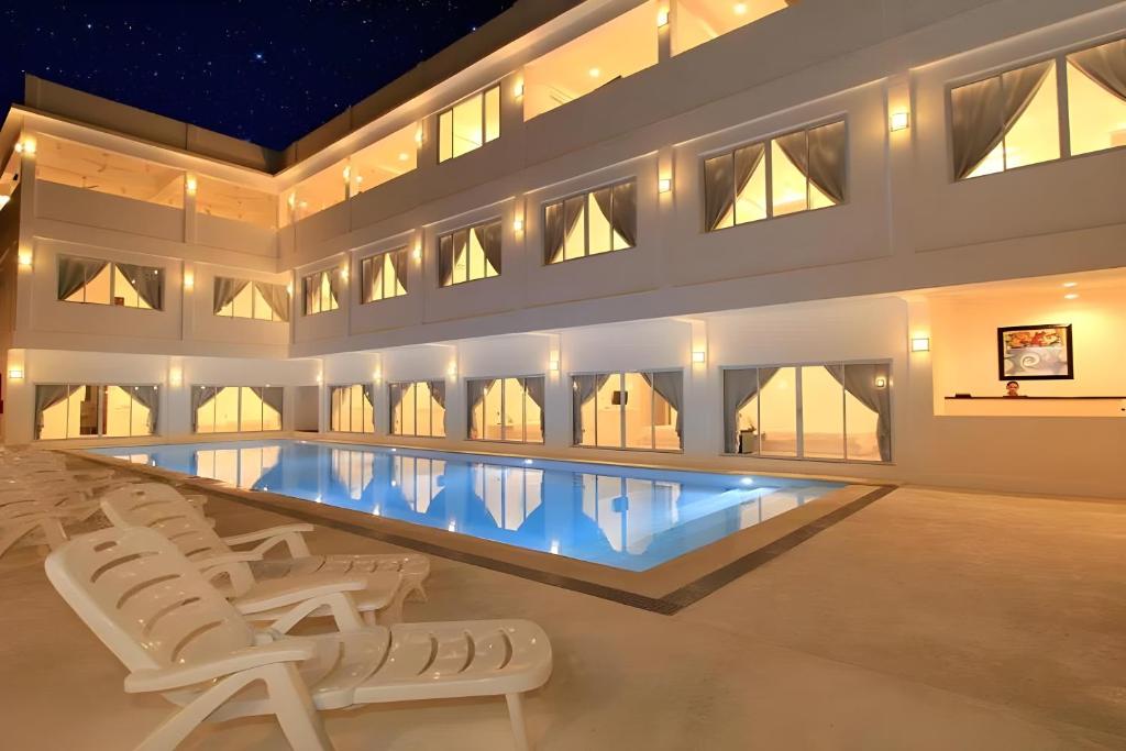 Bazén v ubytování Coron Bluewave Hotel nebo v jeho okolí