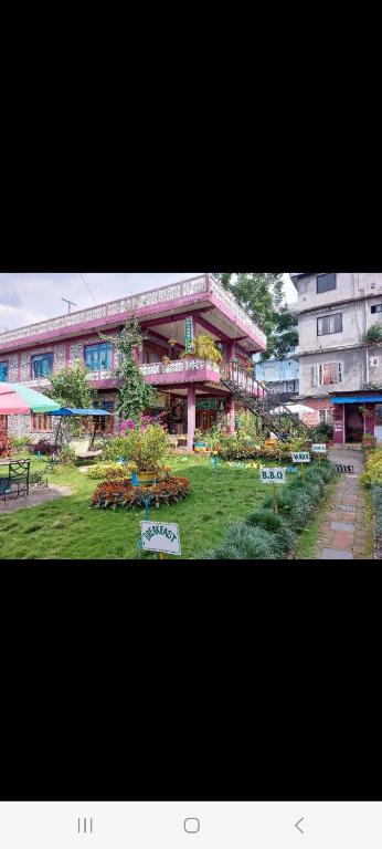 un grande edificio con giardino di fronte di Galaxy Inn Guest House a Pokhara