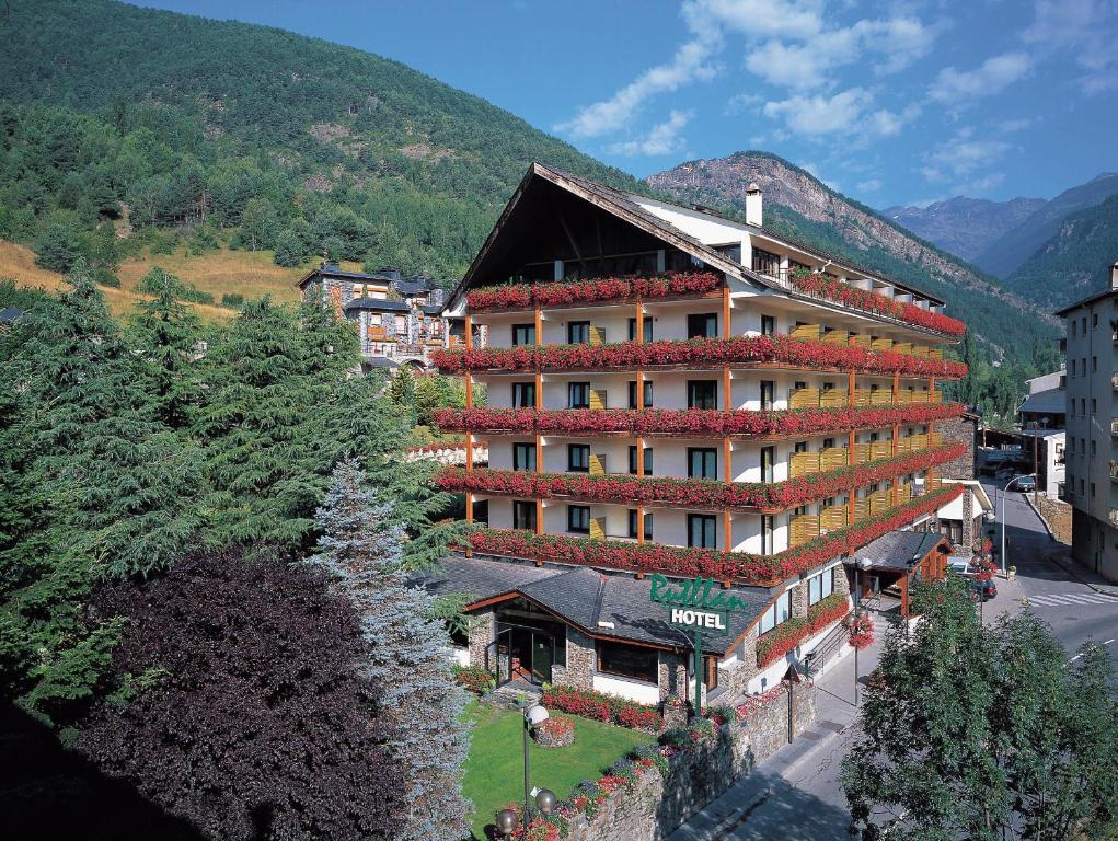 Nespecifikovaný výhled na hory nebo výhled na hory při pohledu z hotelu