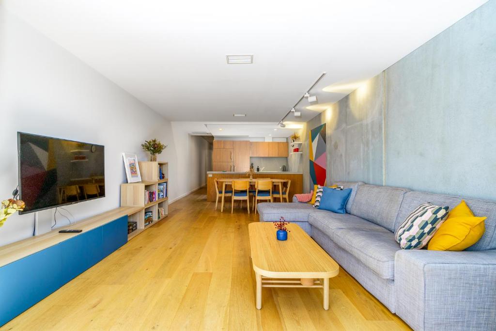 Televisyen dan/atau pusat hiburan di Cosy Apartment with Study in Central Braddon - Hosted by Canstay