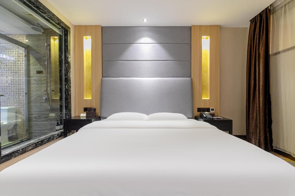 Postel nebo postele na pokoji v ubytování Yi Yun Hotel Guangzhou Baiyun International Airport Branch - Renhe Metro Station
