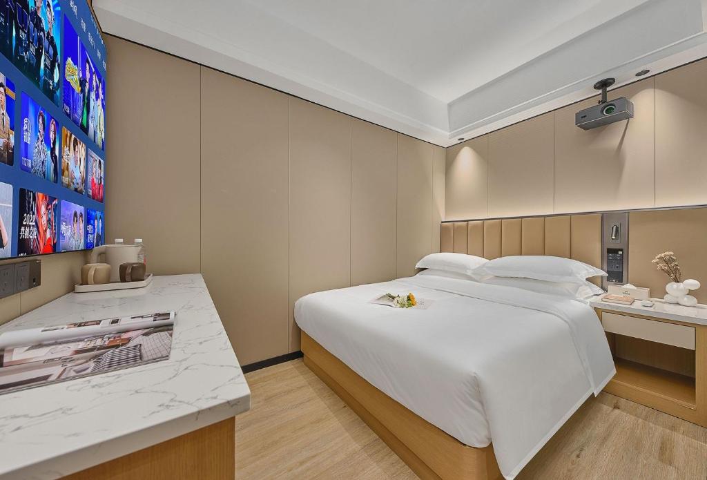 Postel nebo postele na pokoji v ubytování Meiye Hotel Zhujiang Newtown - Wuyangcun Metro - Canton Fair