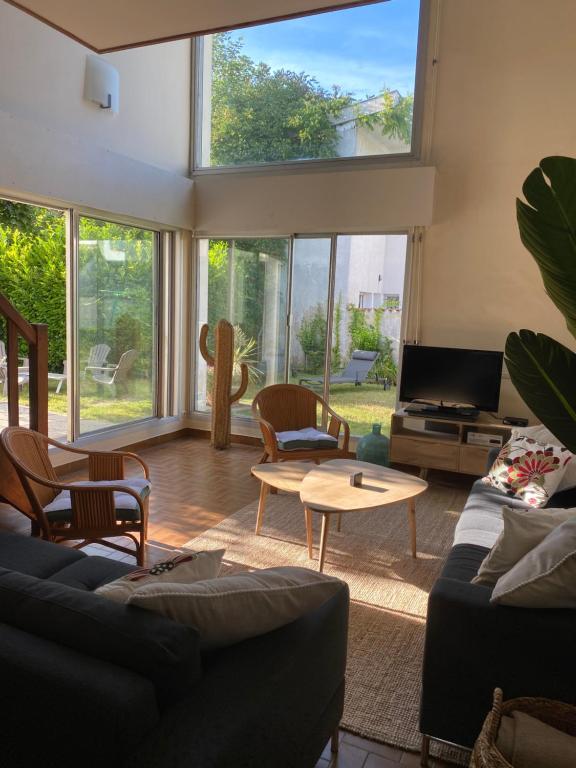 un salon avec un canapé et une table dans l'établissement MAISON BORD de MER, à Saint-Georges-de-Didonne