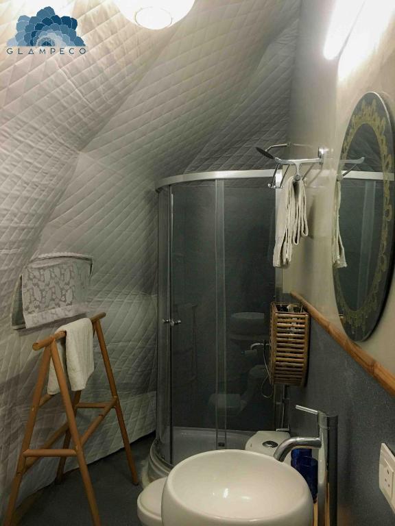 Koupelna v ubytování GlampEco Manali