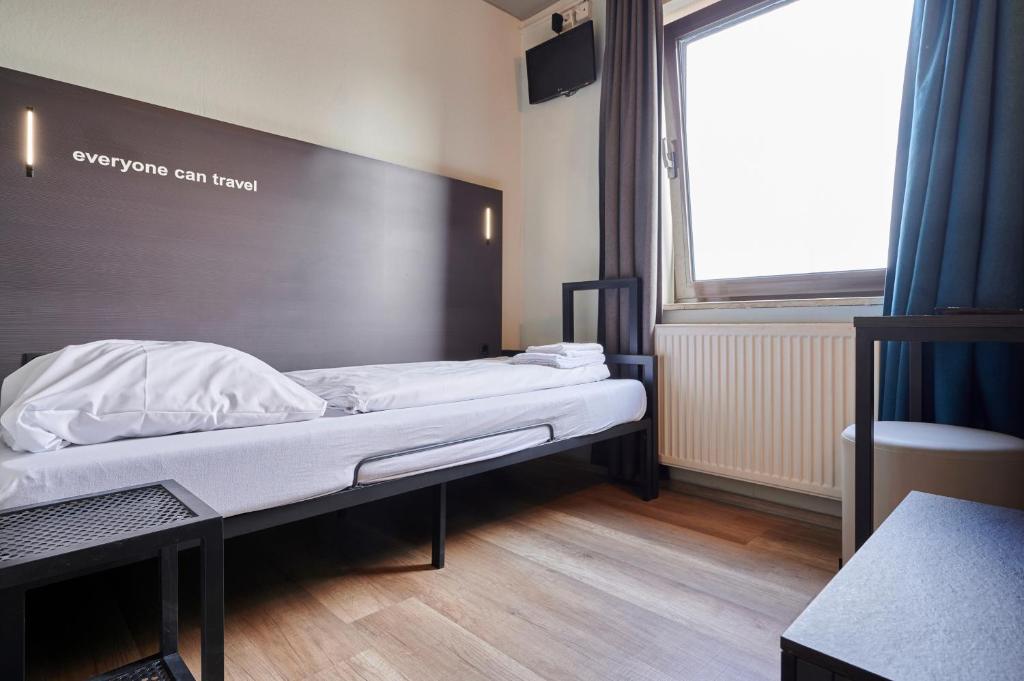 
Single Room with Shared Bathroom
