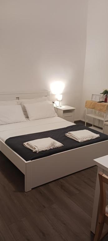 Postel nebo postele na pokoji v ubytování ROOMS 69- Appartaments Francesca e Comasia