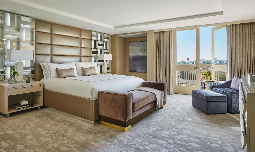 um quarto com uma cama, um sofá e uma cadeira em L'Ermitage Beverly Hills em Los Angeles