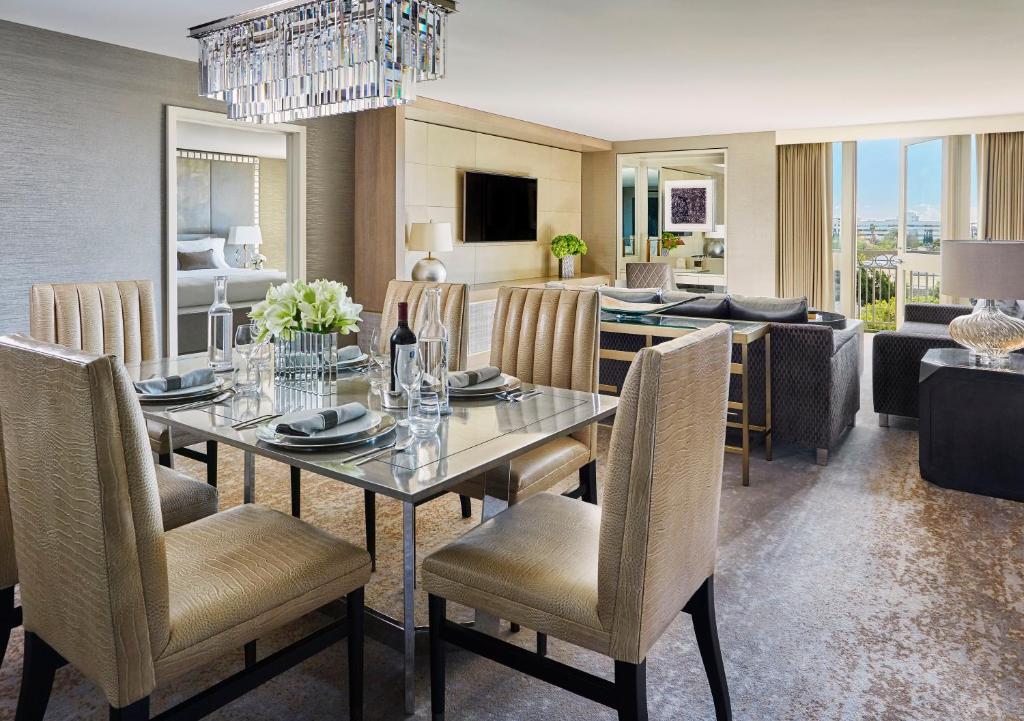 L'Ermitage Beverly Hills-də bir suite.
