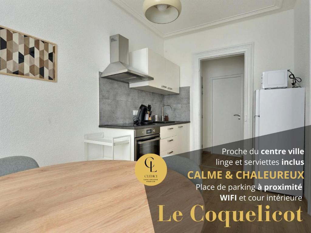 - une cuisine avec une table en bois dans une chambre dans l'établissement Le Coquelicot- Coquet, à Mulhouse