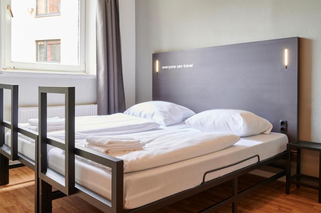un par de camas en una habitación en a&amp;o Hamburg Reeperbahn, en Hamburgo