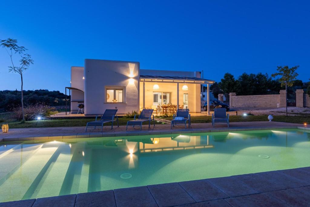 une villa avec une piscine la nuit dans l'établissement Villa Incantesimo, à Marina di Pescoluse