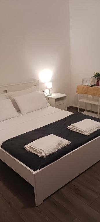 Postel nebo postele na pokoji v ubytování ROOMS 69- Appartaments Francesca e Comasia