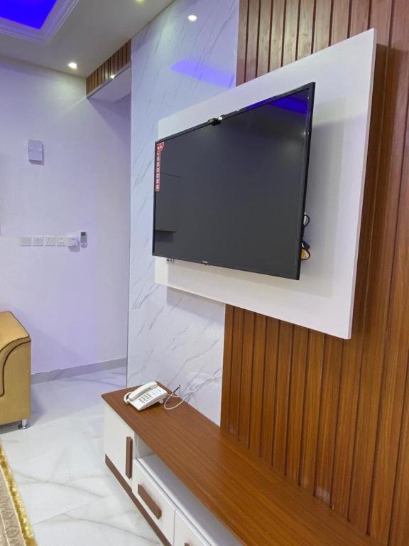 TV a/nebo společenská místnost v ubytování DHAREEZ BEACH HOTEL