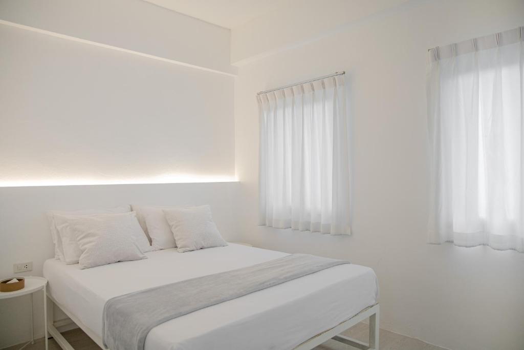 Postel nebo postele na pokoji v ubytování HAO Hotel Phuket