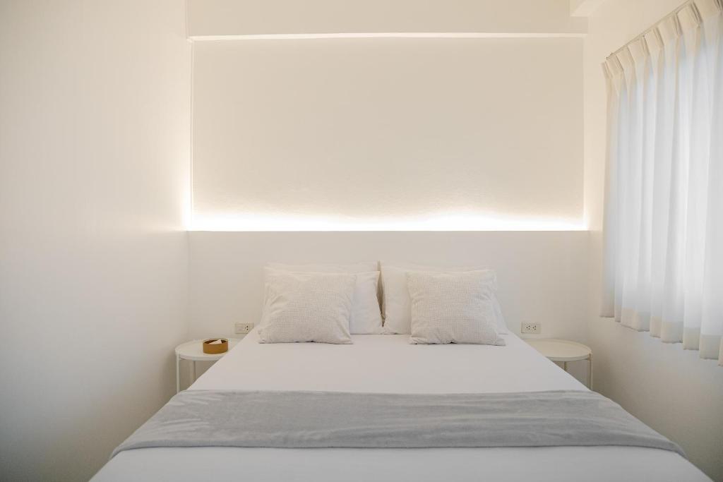 Postel nebo postele na pokoji v ubytování HAO Hotel Phuket