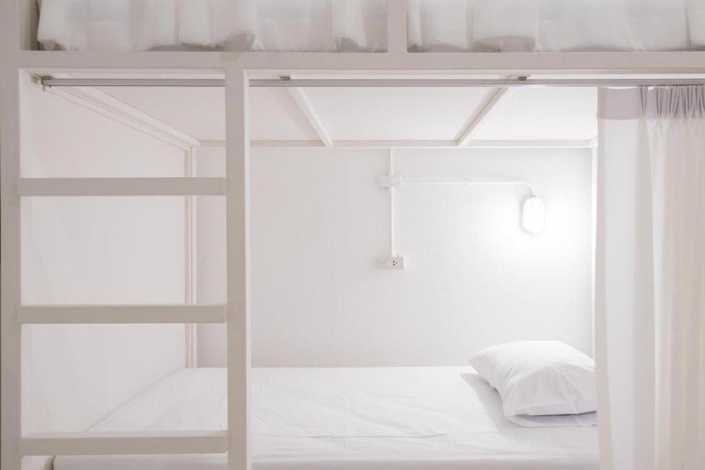 Postel nebo postele na pokoji v ubytování HAO Hotel Phuket