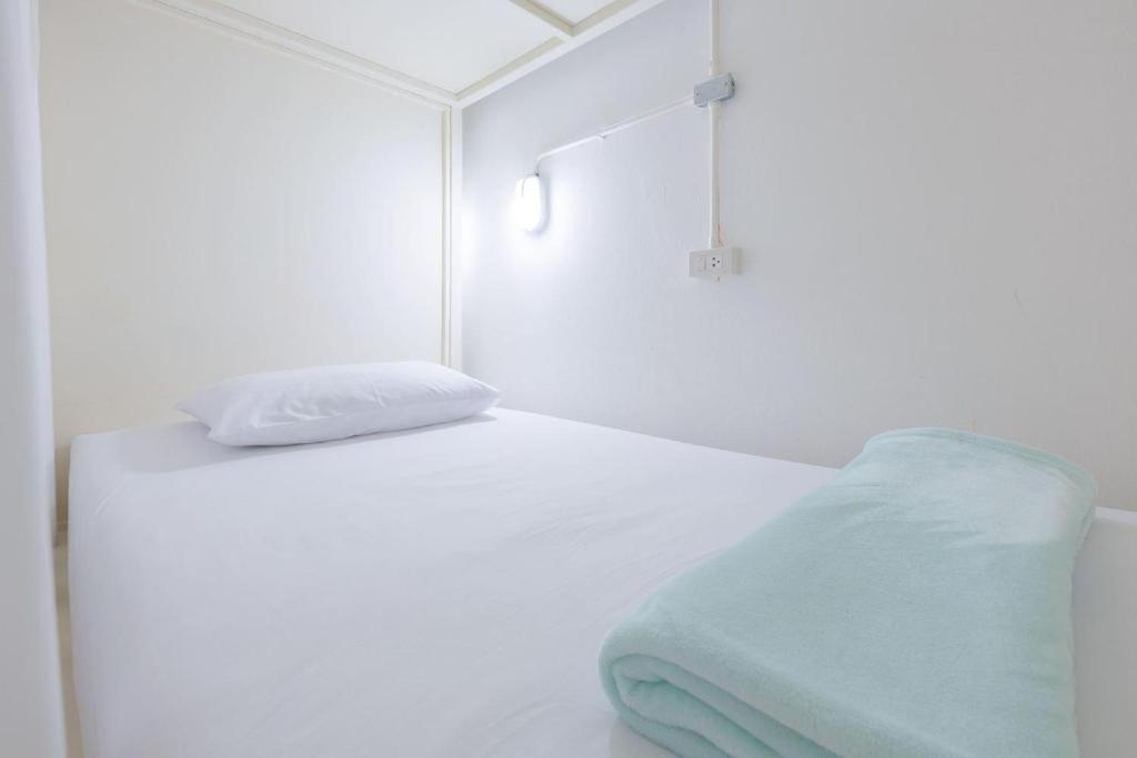 Postel nebo postele na pokoji v ubytování HAO Hotel Phuket