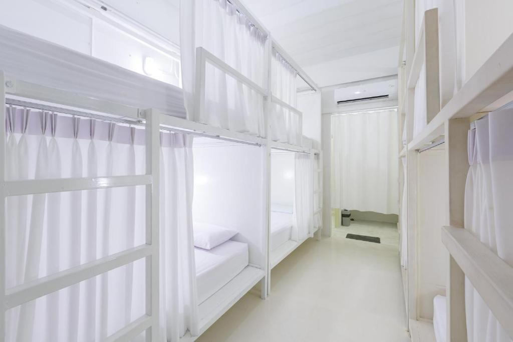 Postel nebo postele na pokoji v ubytování HAO Hotel Phuket
