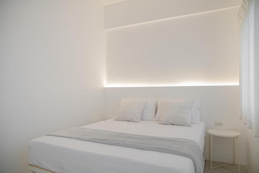 Postel nebo postele na pokoji v ubytování HAO Hotel Phuket