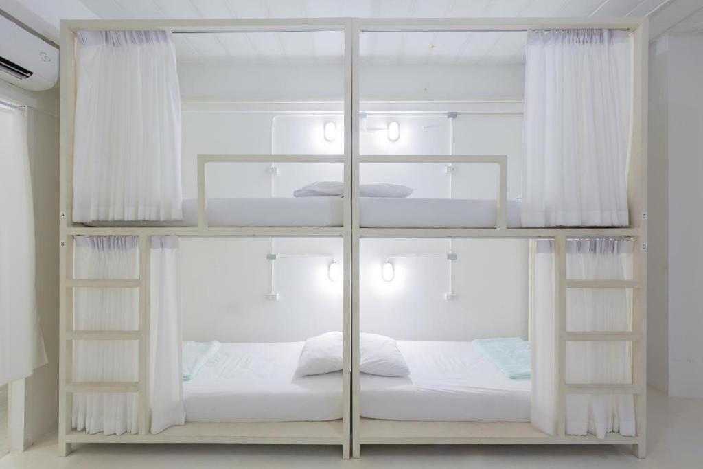 Postel nebo postele na pokoji v ubytování HAO Hotel Phuket