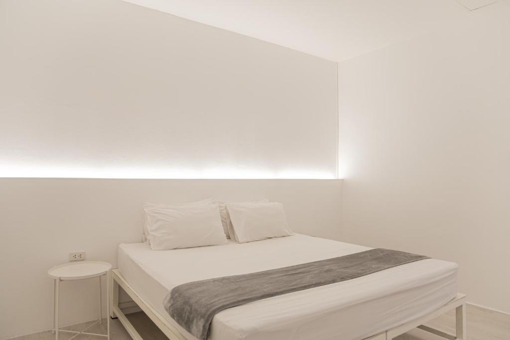 Postel nebo postele na pokoji v ubytování HAO Hotel Phuket