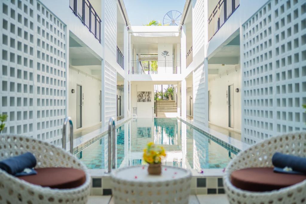 Bazén v ubytování The Rubber Hotel Phuket nebo v jeho okolí
