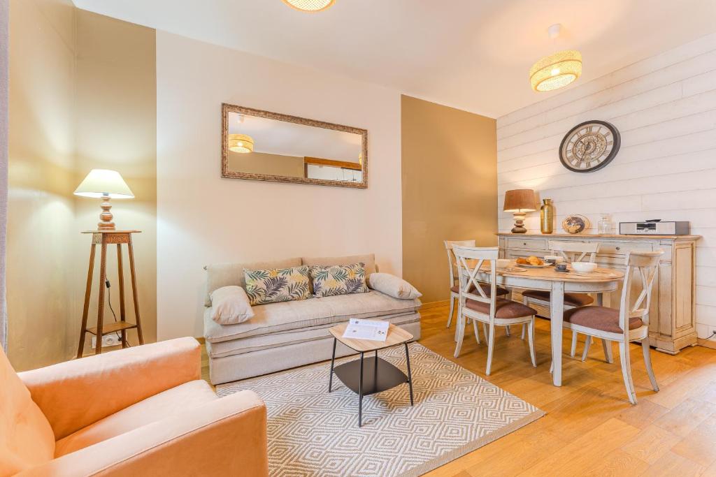 un salon avec un canapé et une table dans l'établissement Ernest - appt calme proche centre de nantes, à Nantes