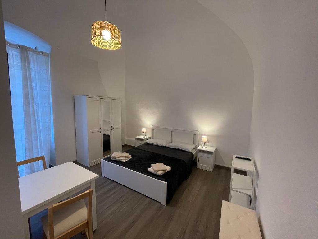Postel nebo postele na pokoji v ubytování ROOMS 69- Appartaments Francesca e Comasia