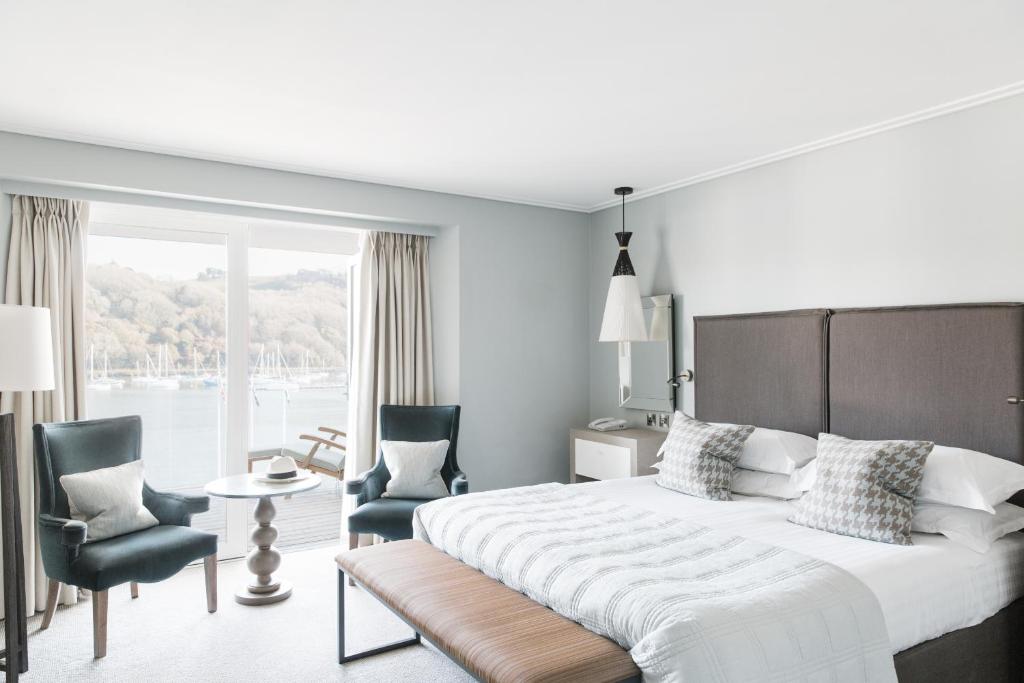 Postel nebo postele na pokoji v ubytování Dart Marina Hotel